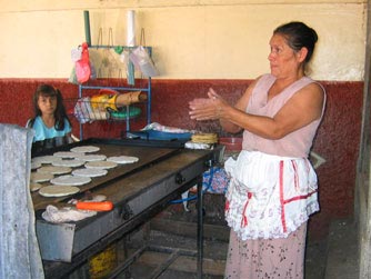 Haciendo tortillas wn Alegria, El Salvador
